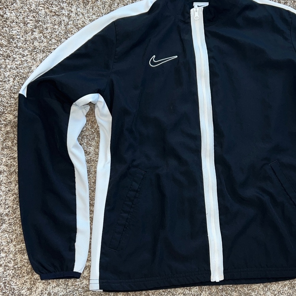 Nike Sporty Classy Black and White Women's Windbreaker Jacket - Picture 3 of 9